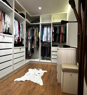 Closet planejado em branco com gaveteiros, cabideiros e prateleiras, executado em Campinas