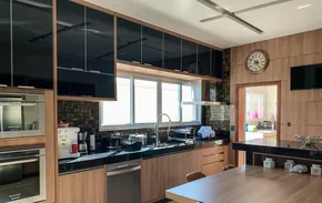Cozinha e sala de jantar integradas com marcenaria planejada em madeira, projeto completo executado em Campinas