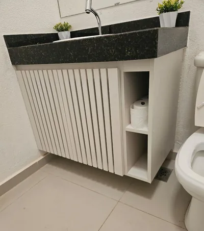 Banheiro planejado com gabinete ripado e bancada verde, executado em Campinas