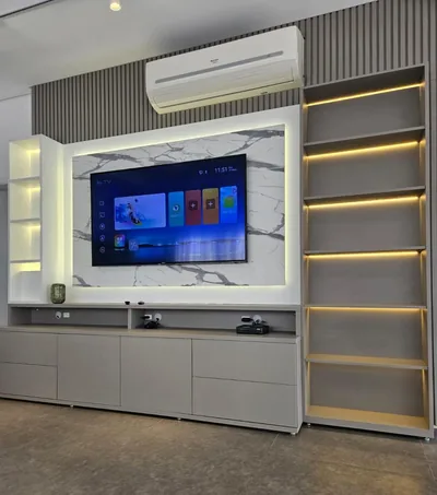 Home theater com painel ripado, estante lateral e iluminação LED, executado em Campinas