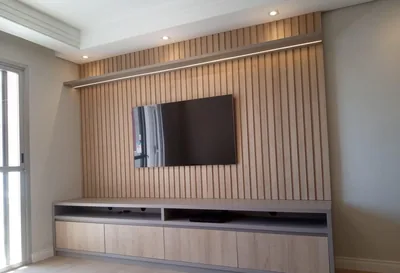 Painel ripado de parede inteira com rack suspenso, executado em Campinas